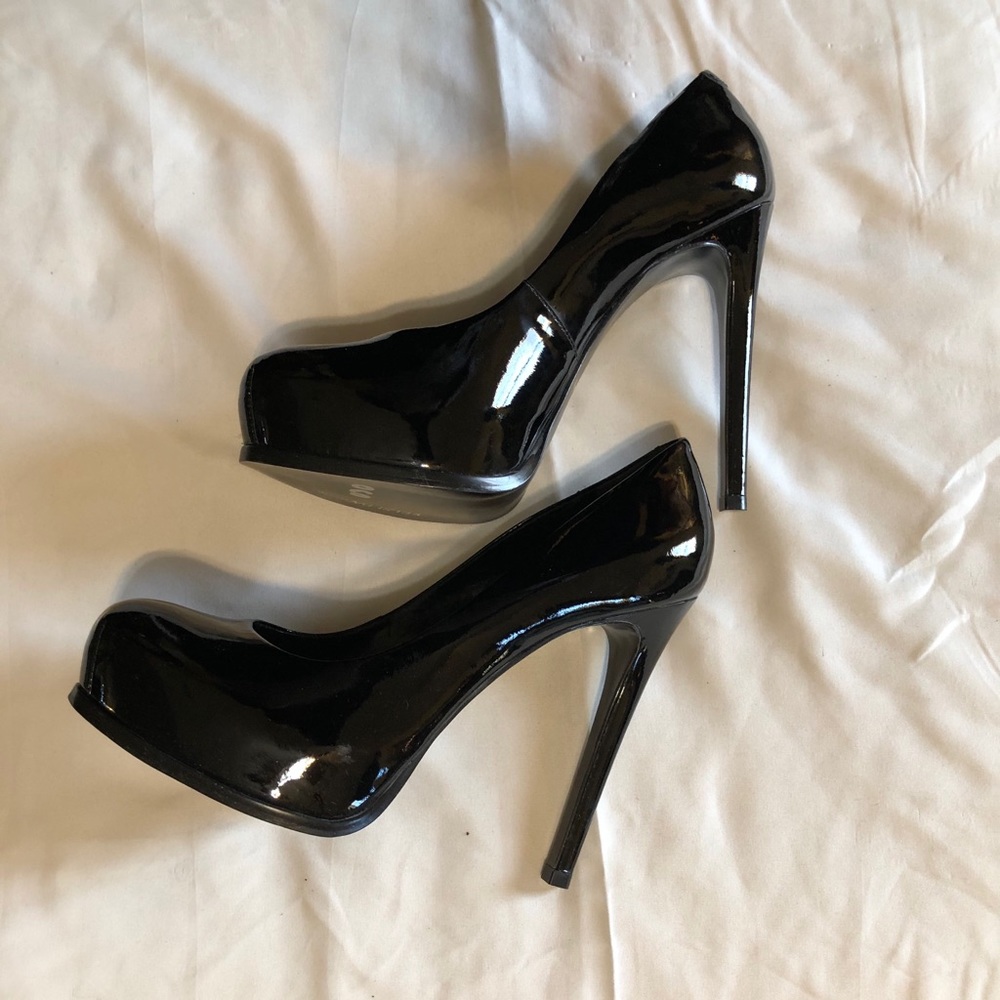 Gorgeous black pumps